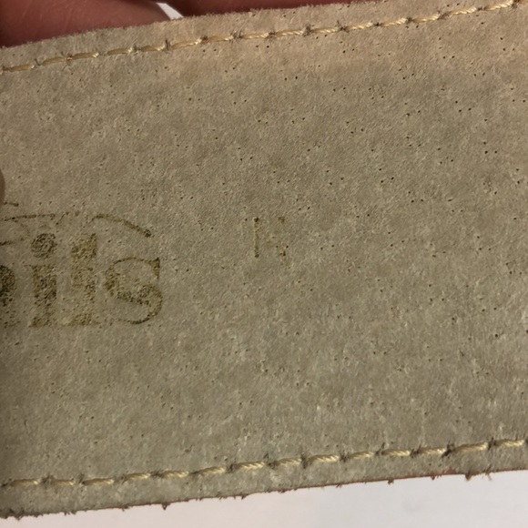 Details Leather Belt with Peg and Loop Closure - Picture 9 of 11